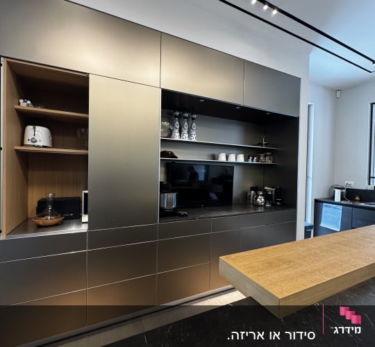 מטבח מודרני ומעוצב עם ארונות קיר ומידוף פתוח מסודר